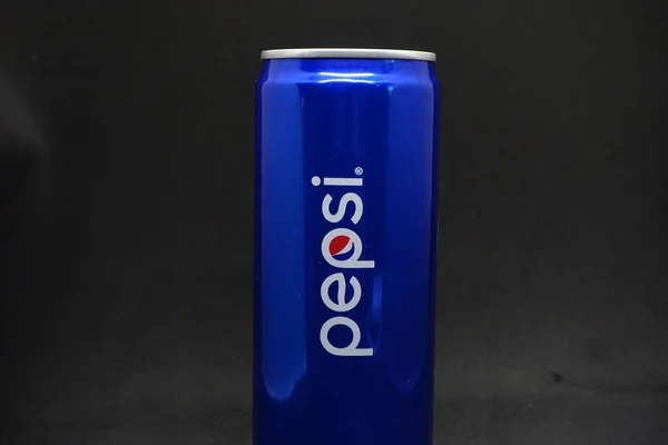 Eine Dose Blauer Pepsi Vor Isoliertem Schwarzen Hintergrund — Stockfoto