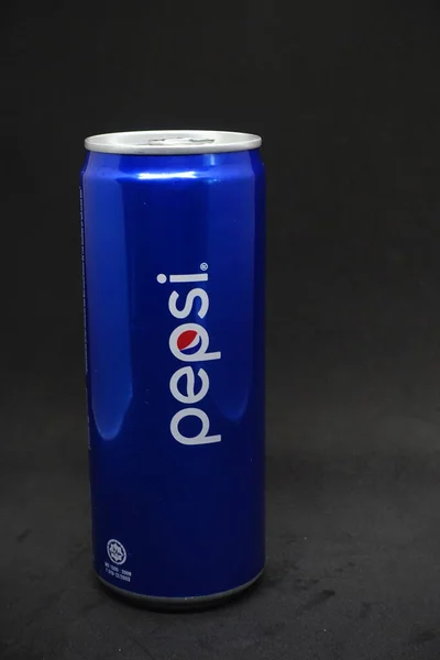 Uma Lata Pepsi Azul Contra Fundo Preto Isolado — Fotografia de Stock