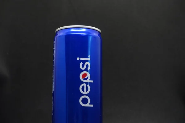 Puszka Niebieskiego Pepsi Odizolowanym Czarnym Tle — Zdjęcie stockowe