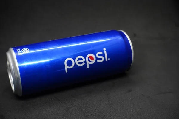 Una Lata Pepsi Azul Contra Fondo Negro Aislado —  Fotos de Stock