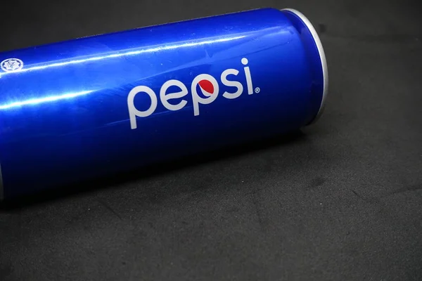 Uma Lata Pepsi Azul Contra Fundo Preto Isolado — Fotografia de Stock