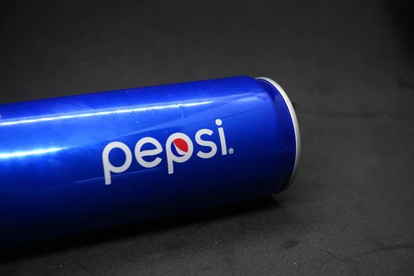 Una Lata Pepsi Azul Contra Fondo Negro Aislado —  Fotos de Stock