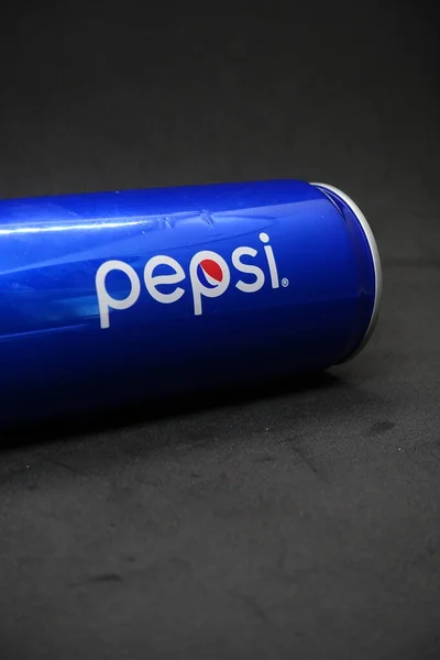 Uma Lata Pepsi Azul Contra Fundo Preto Isolado — Fotografia de Stock