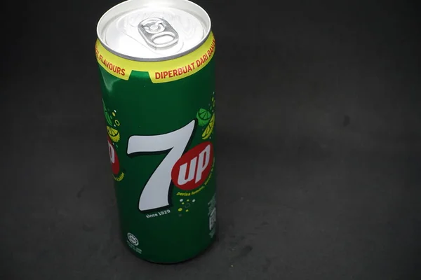 7Up Can Isolated Black Background Tasty Fruits Flavour Carbonated Drink — Stock Photo, Image