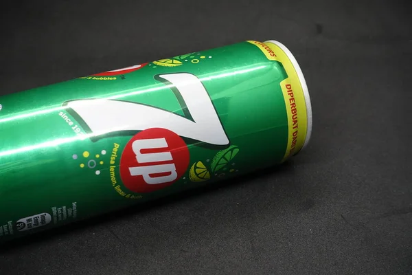 Eine 7Up Dose Vor Isoliertem Schwarzen Hintergrund Ein Leckeres Kohlensäurehaltiges — Stockfoto