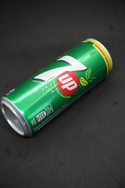 Sebuah Kaleng 7Up Terhadap Latar Belakang Hitam Yang Terisolasi Minuman — Stok Foto