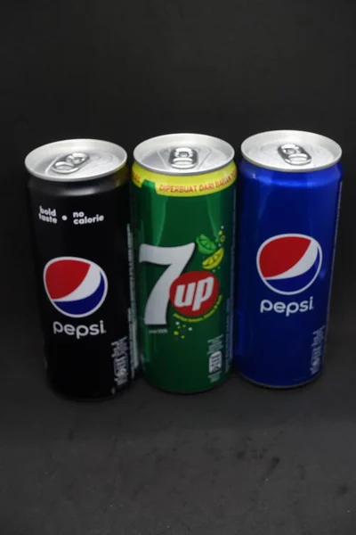 Variety Carbonated Drink Cans Black Background Pepsi 7Up — Stock Photo, Image