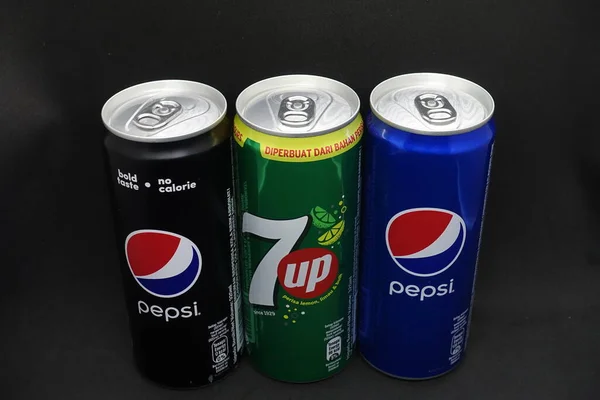 Variety Carbonated Drink Cans Black Background Pepsi 7Up — Stock Photo, Image