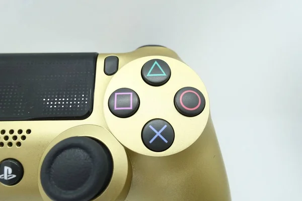 Guld Färg Playstation Ds4 Controller Mot Isolerad Vit Bakgrund — Stockfoto