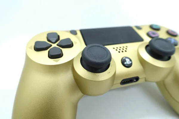 Goldfarbener Playstation Ds4 Controller Vor Isoliertem Weißen Hintergrund — Stockfoto