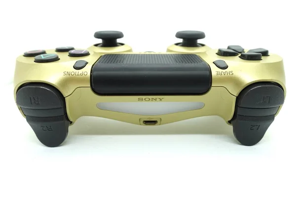 Zole Edilmiş Beyaz Arkaplan Karşısında Altın Rengi Bir Playstation Ds4 — Stok fotoğraf