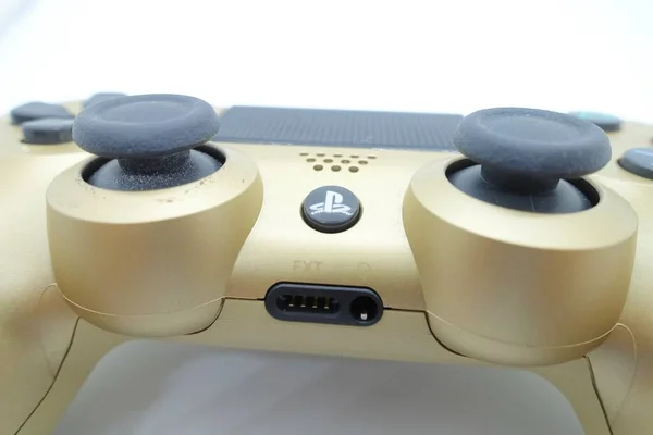 Pengontrol Playstation Warna Emas Dengan Latar Belakang Putih Terisolasi — Stok Foto