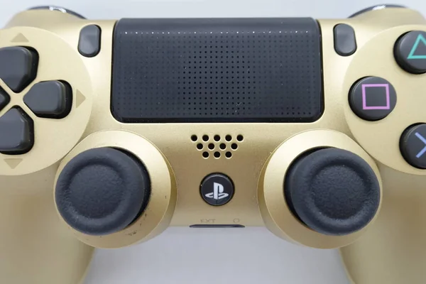 Een Goudkleurige Playstation Ds4 Controller Tegen Geïsoleerde Witte Achtergrond — Stockfoto