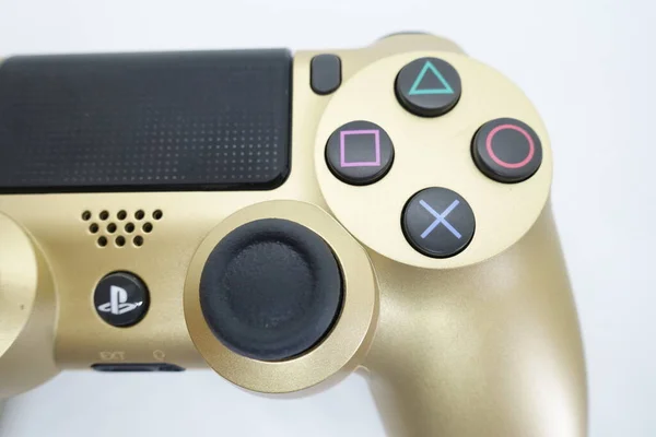 Controller Playstation Ds4 Color Oro Sfondo Bianco Isolato — Foto Stock