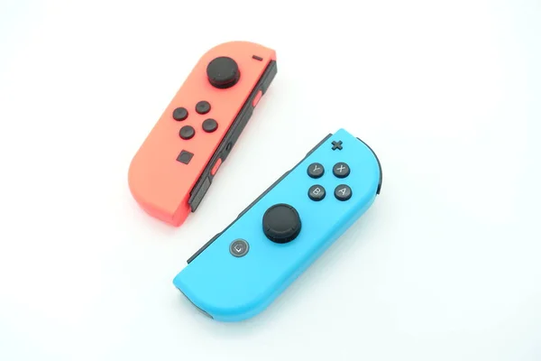 Egy Neonkék Neonvörös Nintendo Switch Joycon Elszigetelt Fehér Háttér — Stock Fotó