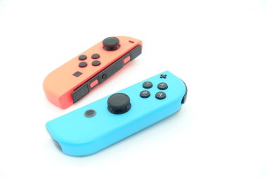 Bir neon mavisi ve neon kırmızısı Nintendo izole edilmiş beyaz arkaplanda joycon 'u değiştir