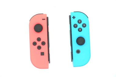 Bir neon mavisi ve neon kırmızısı Nintendo izole edilmiş beyaz arkaplanda joycon 'u değiştir