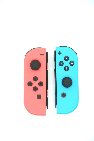 Egy Neonkék Neonvörös Nintendo Switch Joycon Elszigetelt Fehér Háttér — Stock Fotó