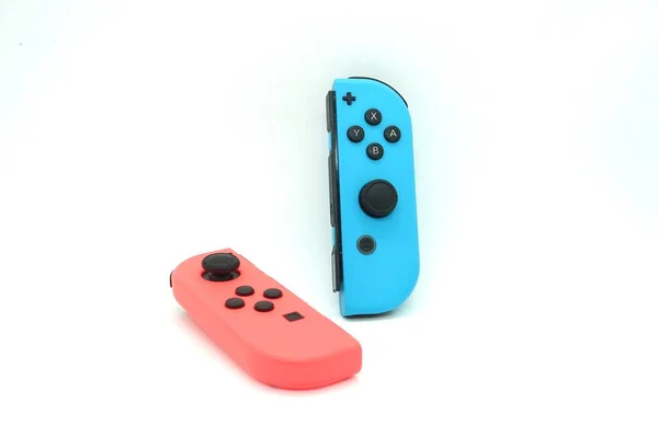 Ein Neonblaues Und Neonrotes Nintendo Switch Joycon Vor Isoliertem Weißen — Stockfoto