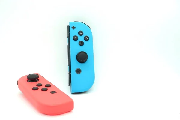 Egy Neonkék Neonvörös Nintendo Switch Joycon Elszigetelt Fehér Háttér — Stock Fotó