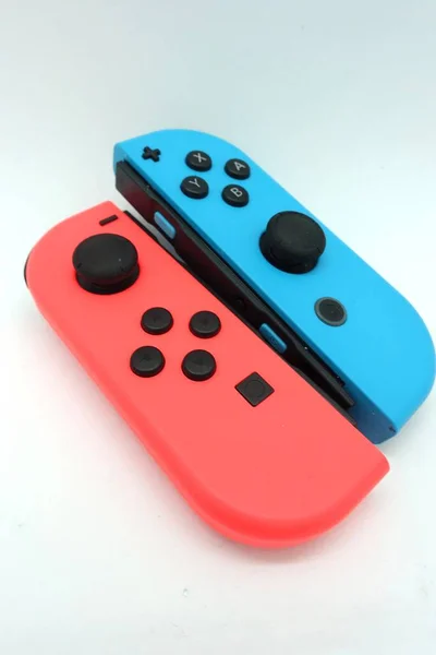 Ein Neonblaues Und Neonrotes Nintendo Switch Joycon Vor Isoliertem Weißen — Stockfoto