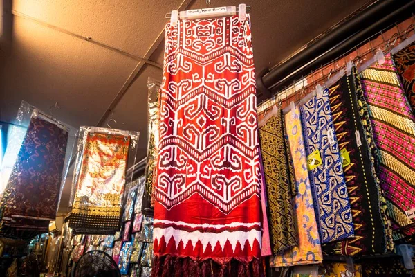 사라와크 수공예 일반적으로 Main Bazaar Street 상점에서 판매되며 관광객들 기념품으로서 — 스톡 사진