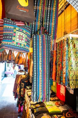 Sarawak Geleneksel El Sanatları. Genellikle Ana Pazar Caddesi 'ndeki dükkanlarda satılır turistlerin eve hatıra olarak getirmesi için Kuching, seçici odak noktası.