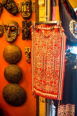 Sarawak Geleneksel El Sanatları. Genellikle Ana Pazar Caddesi 'ndeki dükkanlarda satılır turistlerin eve hatıra olarak getirmesi için Kuching, seçici odak noktası.