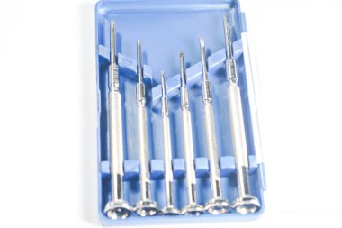 Beyaz arkaplanda izole edilmiş mini tornavidalar.