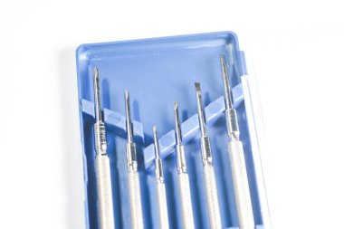 Beyaz arkaplanda izole edilmiş mini tornavidalar.