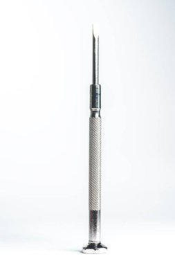 Beyaz arkaplanda izole edilmiş mini tornavidalar.