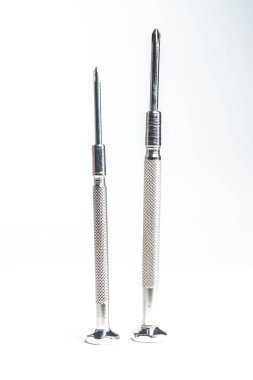 Beyaz arkaplanda izole edilmiş mini tornavidalar.