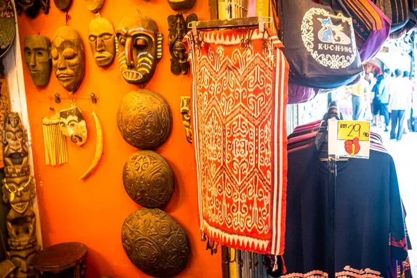 砂拉越传统手工艺品 通常在巴扎大街附近的商店里出售 为了让游客带些纪念品回家 选择重点 — 图库照片