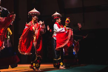 Sarawakian halkının Sarawak Kültür Köyündeki Geleneksel Sarayı Dansı