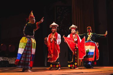 Sarawakian halkının Sarawak Kültür Köyündeki Geleneksel Sarayı Dansı
