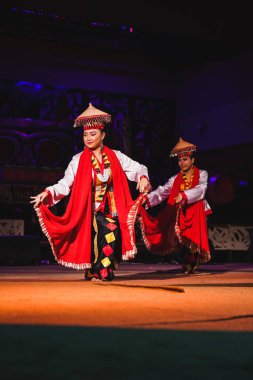 Sarawakian halkının Sarawak Kültür Köyündeki Geleneksel Sarayı Dansı