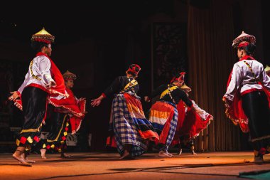 Sarawakian halkının Sarawak Kültür Köyündeki Geleneksel Sarayı Dansı