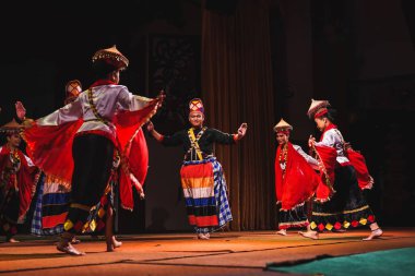Sarawakian halkının Sarawak Kültür Köyündeki Geleneksel Sarayı Dansı