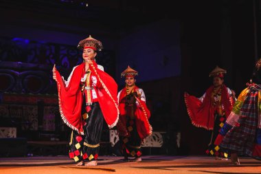 Sarawakian halkının Sarawak Kültür Köyündeki Geleneksel Sarayı Dansı