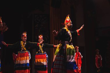 Sarawakian halkının Sarawak Kültür Köyündeki Geleneksel Sarayı Dansı