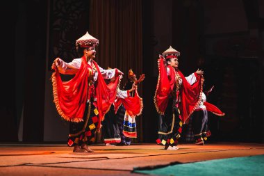 Sarawakian halkının Sarawak Kültür Köyündeki Geleneksel Sarayı Dansı