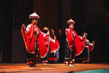 Sarawakian halkının Sarawak Kültür Köyündeki Geleneksel Sarayı Dansı