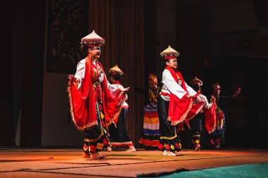 Sarawakian halkının Sarawak Kültür Köyündeki Geleneksel Sarayı Dansı