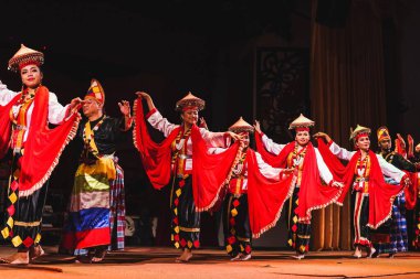 Sarawakian halkının Sarawak Kültür Köyündeki Geleneksel Sarayı Dansı