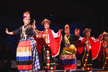Sarawakian halkının Sarawak Kültür Köyündeki Geleneksel Sarayı Dansı