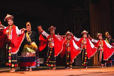 Sarawakian halkının Sarawak Kültür Köyündeki Geleneksel Sarayı Dansı