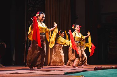 Sarawak 'ın yerel ahlak kurallarından biri olan Melanau People' ın Sarawakian geleneksel dansı.