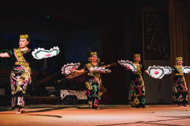 Sarawak 'taki yerel etnik gruplardan Orang Ulu' nun Sarawakian Geleneksel Dansı.