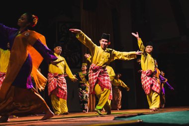 Sarawakian Malay halkının Sarawak Kültür Köyü 'nde düzenlediği Sarawakian Geleneksel Dansı