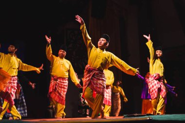 Sarawakian Malay halkının Sarawak Kültür Köyü 'nde düzenlediği Sarawakian Geleneksel Dansı